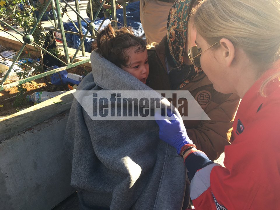 Πλατεία Βικτωρίας: Αρρωστο προσφυγόπουλο μεταφέρθηκε στο νοσοκομείο [εικόνες] | iefimerida.gr 4
