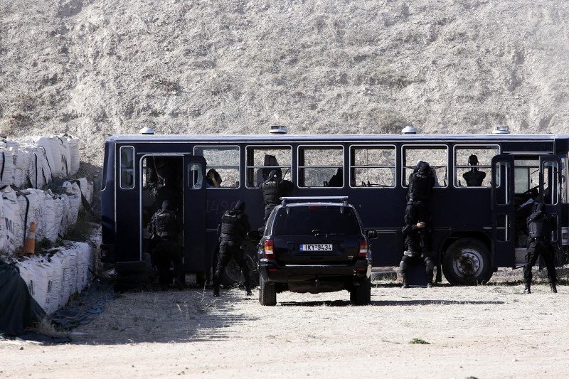 Σαν σε σκηνές από ταινία του Χόλιγουντ -Στην επίδειξη των ΕΚΑΜ με τη λεωφορειοπειρατεία [εικόνες] | iefimerida.gr 7
