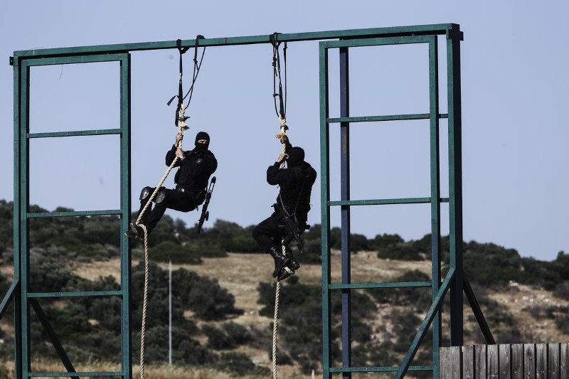 Σαν σε σκηνές από ταινία του Χόλιγουντ -Στην επίδειξη των ΕΚΑΜ με τη λεωφορειοπειρατεία [εικόνες] | iefimerida.gr 15
