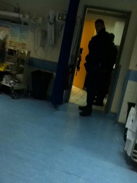 Με συνοδεία πάνοπλων ανδρών της ΕΚΑΜ στον Ευαγγελισμό ο Μπουρζούκος [εικόνες]  | iefimerida.gr 1