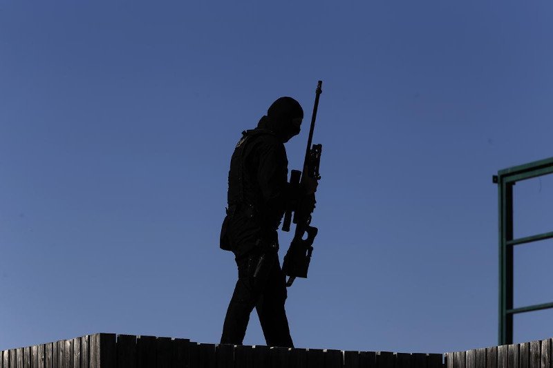 Σαν σε σκηνές από ταινία του Χόλιγουντ -Στην επίδειξη των ΕΚΑΜ με τη λεωφορειοπειρατεία [εικόνες] | iefimerida.gr 17