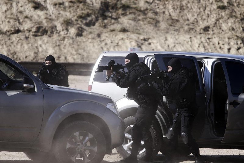 Σαν σε σκηνές από ταινία του Χόλιγουντ -Στην επίδειξη των ΕΚΑΜ με τη λεωφορειοπειρατεία [εικόνες] | iefimerida.gr 16