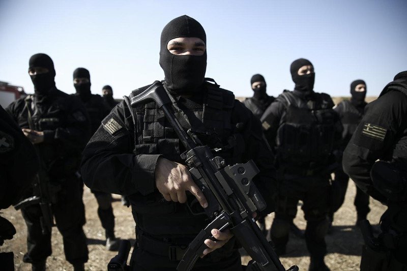 Σαν σε σκηνές από ταινία του Χόλιγουντ -Στην επίδειξη των ΕΚΑΜ με τη λεωφορειοπειρατεία [εικόνες] | iefimerida.gr 12