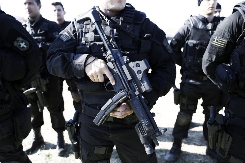 Σαν σε σκηνές από ταινία του Χόλιγουντ -Στην επίδειξη των ΕΚΑΜ με τη λεωφορειοπειρατεία [εικόνες] | iefimerida.gr 14