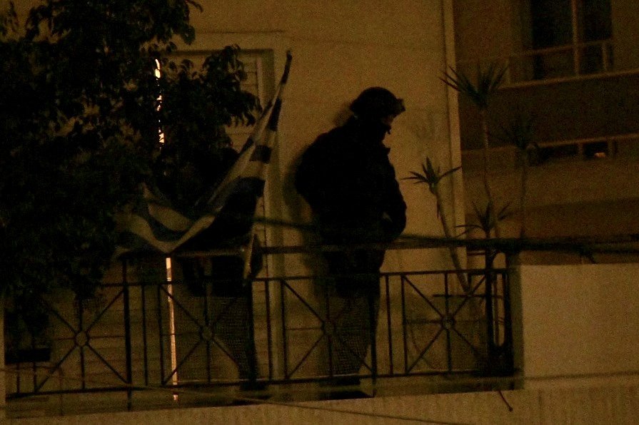 Ανδρες της ΕΚΑΜ κάνουν επέμβαση στο σπίτι του 60χρονου