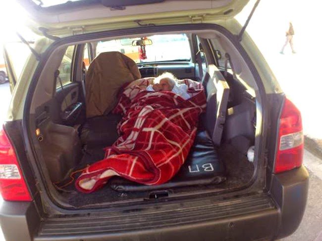 Εικόνα ντροπής: Μετέφερε την 88χρονη μητέρα του στο πορτμπαγκάζ, επειδή δεν υπήρχε ασθενοφόρο [εικόνα] | iefimerida.gr 0