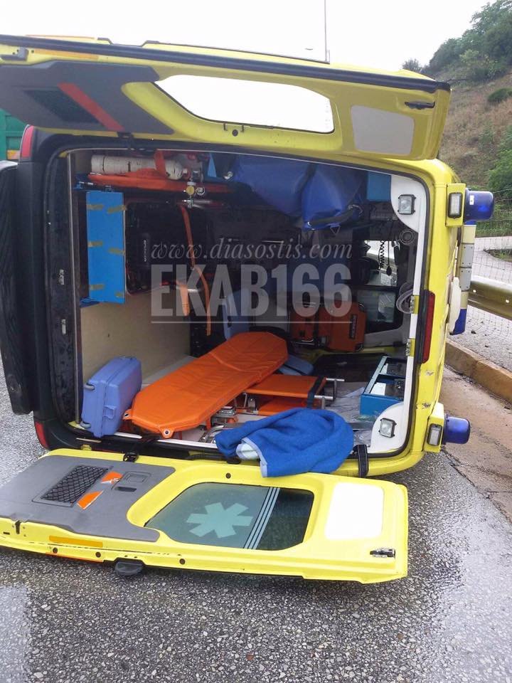 Ανετράπη ασθενοφόρο στην Εγνατία οδό- Μετέφερε ασθενή στο Ιπποκράτειο [εικόνες] | iefimerida.gr 1