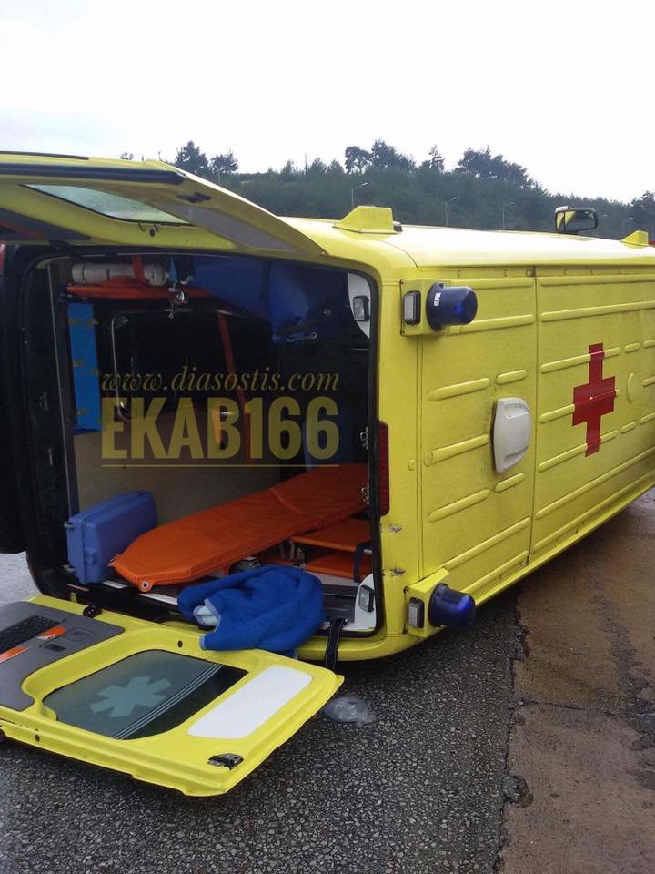 Ανετράπη ασθενοφόρο στην Εγνατία οδό- Μετέφερε ασθενή στο Ιπποκράτειο [εικόνες] | iefimerida.gr 2