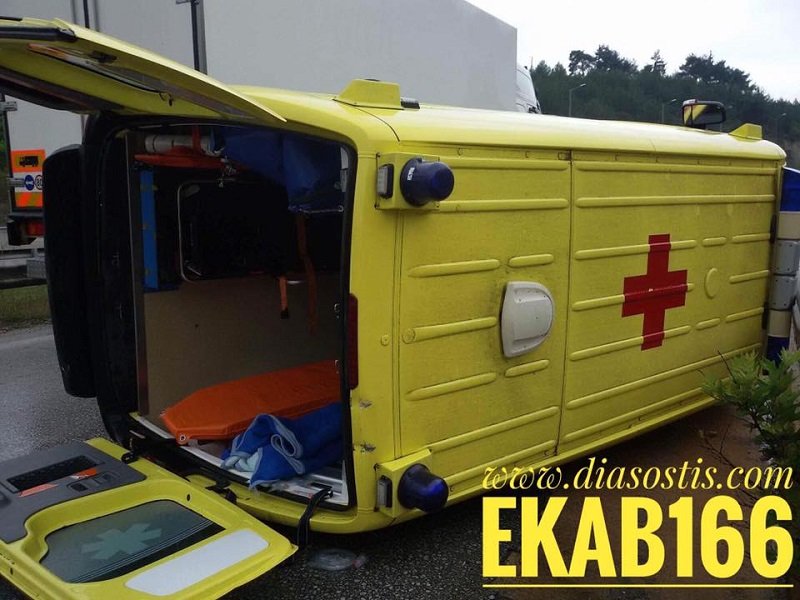 Ανετράπη ασθενοφόρο στην Εγνατία οδό- Μετέφερε ασθενή στο Ιπποκράτειο [εικόνες] | iefimerida.gr 3