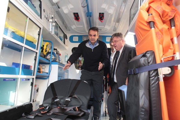 Στο Εθνικό Κέντρο Αμεσης Βοήθειας ο Μητσοτάκης: Με την πλάτη στον τοίχο η κυβέρνηση [εικόνες] | iefimerida.gr 2