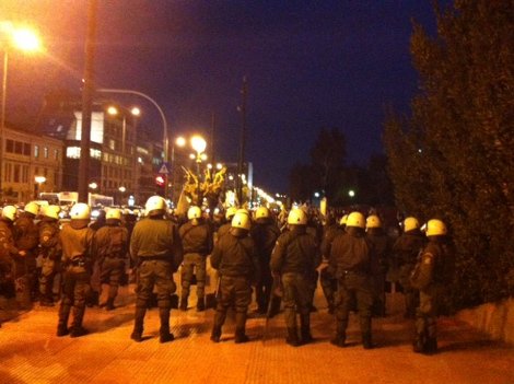 Σε κλοιό ΜΑΤ η εκδήλωση για τον Καραμανλή στο Μέγαρο Μουσικής [εικόνες] | iefimerida.gr 1