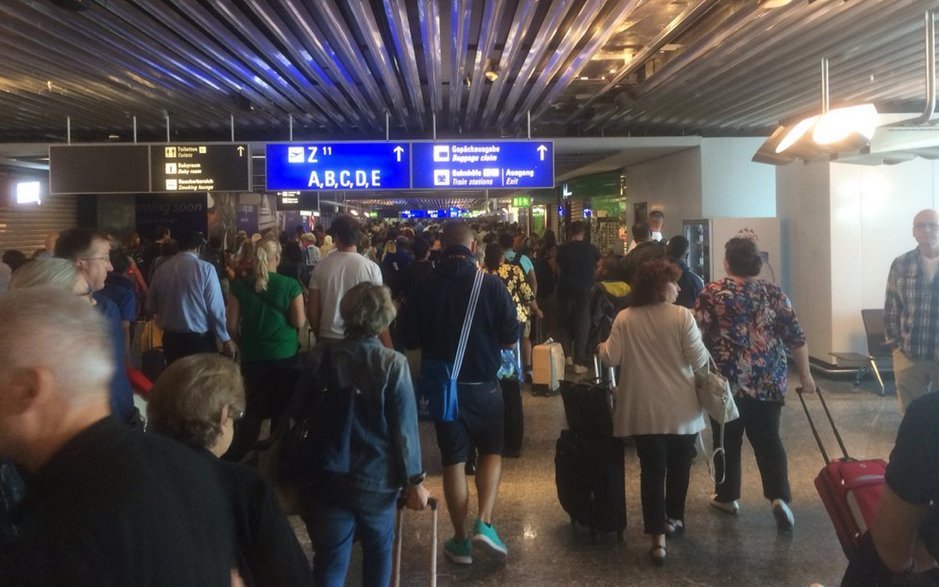 Εκκενώθηκαν δύο σημεία του αεροδρομίου της Φρανκφούρτης -Ενας άνδρας παραβίασε την ασφάλεια [εικόνες & βίντεο] | iefimerida.gr 0