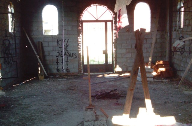 Εκαναν σατανιστικές τελετές σε εκκλησία του Αγρινίου -Σύμβολα στους τοίχους, φωτιές και γκράφιτι [εικόνες] | iefimerida.gr 0
