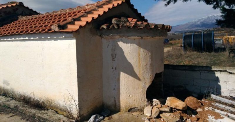 Ελασσόνα: Ιερόσυλοι γκρέμισαν τμήμα ναού για να βρουν χρυσές λίρες! [εικόνες] | iefimerida.gr 2