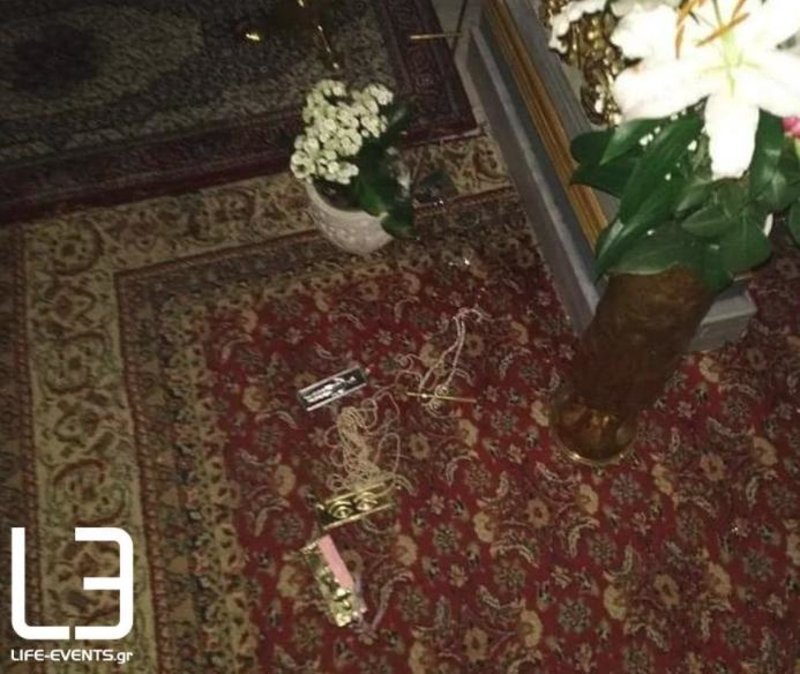  Οι δράστες έκλεψαν το παγκάρι, τάματα, ενώ δεν δίστασαν να μπουν και στο Ιερό όπου άρπαξαν ασημένια δισκοπότηρα