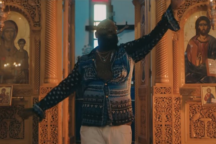 Χορεύοντας με φόντο τις εικόνες: Γνωστός Αμερικανός ράπερ γύρισε το νέο του βίντεο κλιπ μέσα σε εκκλησία στη Σαντορίνη [βίντεο] | iefimerida.gr 0