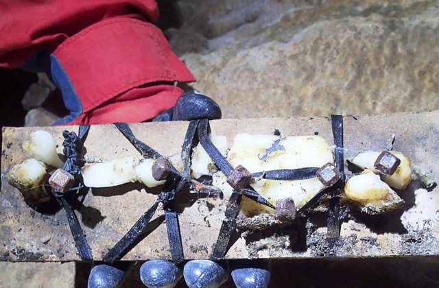 Εκαναν σατανιστικές τελετές σε εκκλησία του Αγρινίου -Σύμβολα στους τοίχους, φωτιές και γκράφιτι [εικόνες] | iefimerida.gr 1