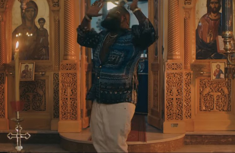 Χορεύοντας με φόντο τις εικόνες: Γνωστός Αμερικανός ράπερ γύρισε το νέο του βίντεο κλιπ μέσα σε εκκλησία στη Σαντορίνη [βίντεο] | iefimerida.gr 1