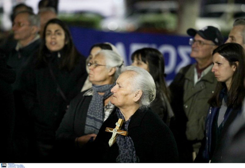 Διαμαρτύρονται για την παράσταση «Εκκλησιάζοντες» -«Αίσχος, αίσχος» φωνάζουν οι συγκεντρωμένοι [εικόνες & βίντεο]  | iefimerida.gr 0