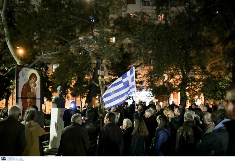 Διαμαρτύρονται για την παράσταση «Εκκλησιάζοντες» -«Αίσχος, αίσχος» φωνάζουν οι συγκεντρωμένοι [εικόνες & βίντεο]  | iefimerida.gr 2