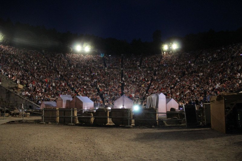 Κατάμεστο το αρχαίο θέατρο της Επιδαύρου -18.000 θεατές είδαν τις «Εκκλησιάζουσες» [εικόνες] | iefimerida.gr 13