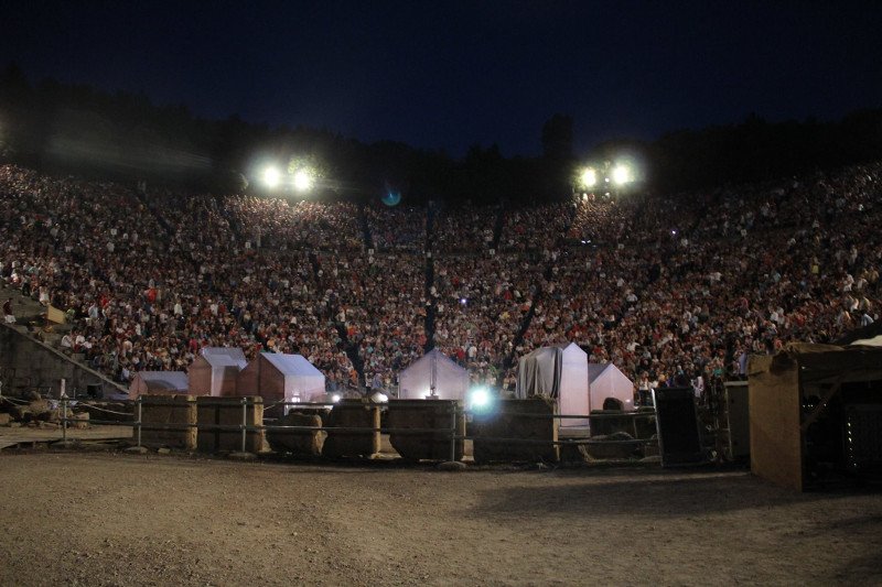 Κατάμεστο το αρχαίο θέατρο της Επιδαύρου -18.000 θεατές είδαν τις «Εκκλησιάζουσες» [εικόνες] | iefimerida.gr 17