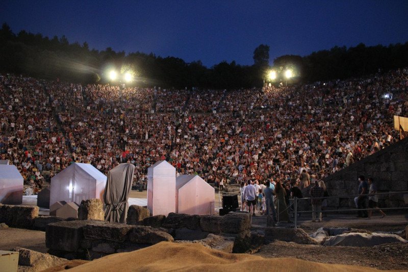 Κατάμεστο το αρχαίο θέατρο της Επιδαύρου -18.000 θεατές είδαν τις «Εκκλησιάζουσες» [εικόνες] | iefimerida.gr 16