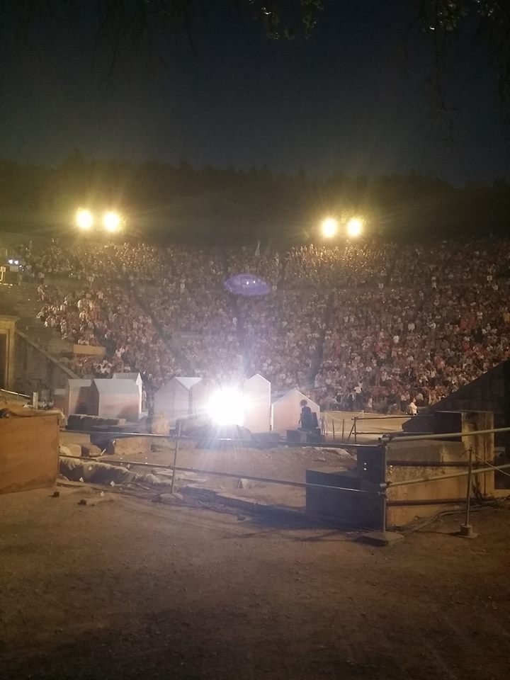 Κατάμεστο το αρχαίο θέατρο της Επιδαύρου -18.000 θεατές είδαν τις «Εκκλησιάζουσες» [εικόνες] | iefimerida.gr 0