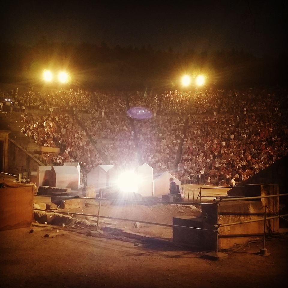 Κατάμεστο το αρχαίο θέατρο της Επιδαύρου -18.000 θεατές είδαν τις «Εκκλησιάζουσες» [εικόνες] | iefimerida.gr 1