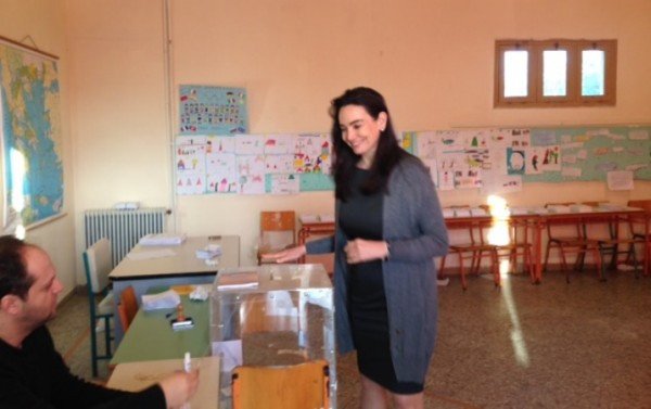 Χαμογελαστές, ντυμένες στα γκρι, ψήφισαν η σύζυγος και η κόρη του Σαμαρά [εικόνες] | iefimerida.gr 0