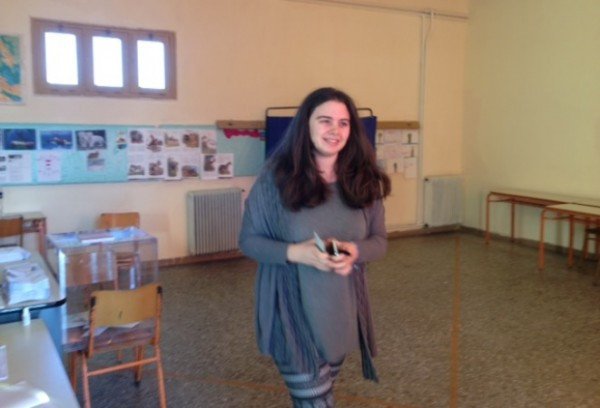 Χαμογελαστές, ντυμένες στα γκρι, ψήφισαν η σύζυγος και η κόρη του Σαμαρά [εικόνες] | iefimerida.gr 1