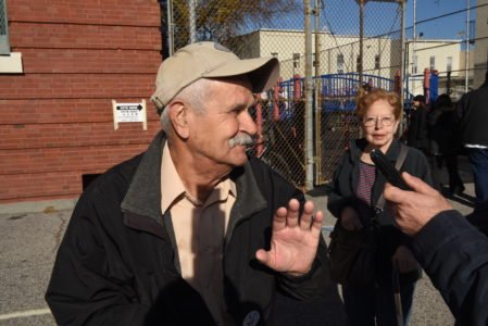 Πρωτοφανής συμμετοχή αλλά και θυμός στα εκλογικά κέντρα της Αστόριας [βίντεο] | iefimerida.gr 0