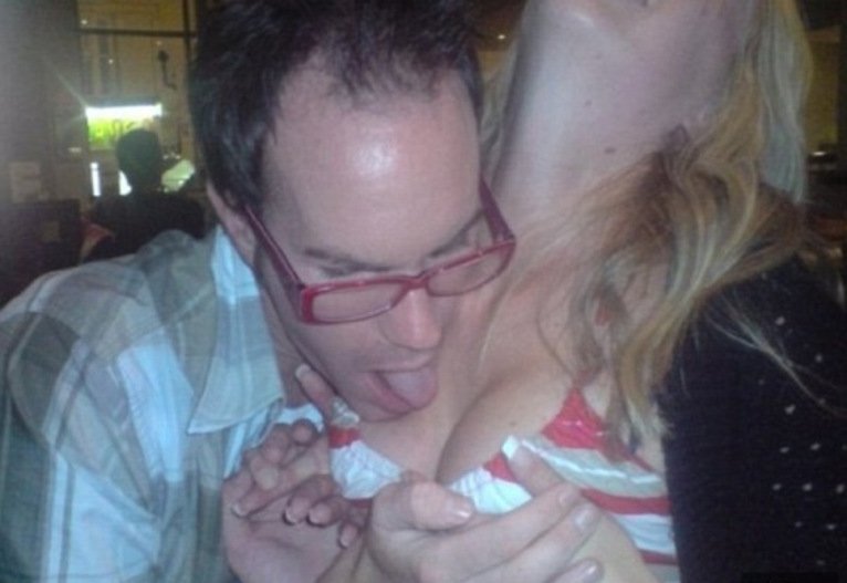 O μέθυσος Βρετανός υποψήφιος που γλείφει το στήθος γυναίκας και προκαλεί πονοκέφαλο στον Κάμερον [εικόνες] | iefimerida.gr 0