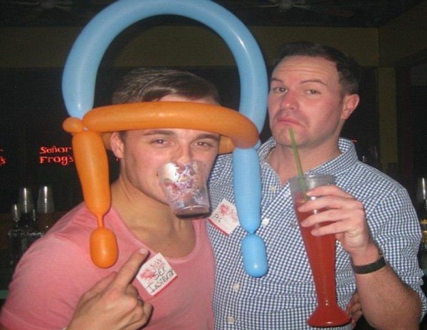 O μέθυσος Βρετανός υποψήφιος που γλείφει το στήθος γυναίκας και προκαλεί πονοκέφαλο στον Κάμερον [εικόνες] | iefimerida.gr 3