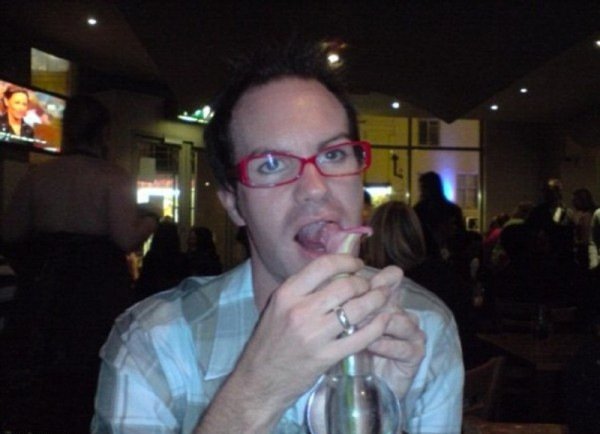 O μέθυσος Βρετανός υποψήφιος που γλείφει το στήθος γυναίκας και προκαλεί πονοκέφαλο στον Κάμερον [εικόνες] | iefimerida.gr 1