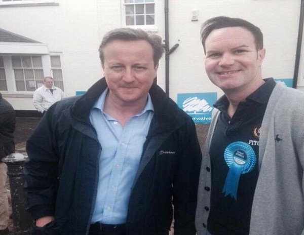 O μέθυσος Βρετανός υποψήφιος που γλείφει το στήθος γυναίκας και προκαλεί πονοκέφαλο στον Κάμερον [εικόνες] | iefimerida.gr 2