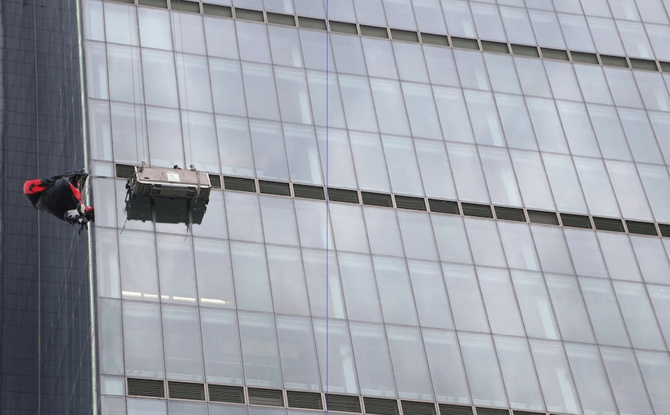 Καρέ καρέ ο εφιάλτης ενός αλεξιπτωτιστή -Κρεμιόταν επί 40 λεπτά από τον υψηλότερο ουρανοξύστη της Τουρκίας [εικόνες&βίντεο] | iefimerida.gr 0