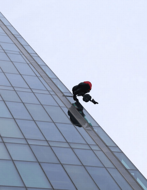 Καρέ καρέ ο εφιάλτης ενός αλεξιπτωτιστή -Κρεμιόταν επί 40 λεπτά από τον υψηλότερο ουρανοξύστη της Τουρκίας [εικόνες&βίντεο] | iefimerida.gr 1