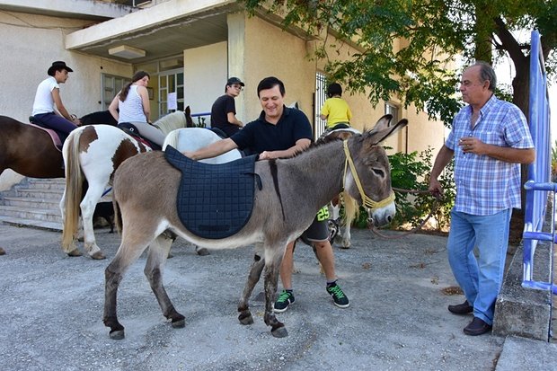 Εκαναν τη διαφορά: Πήγαν να ψηφίσουν καβάλα σε γαϊδούρια και άλογα [εικόνες] | iefimerida.gr 0