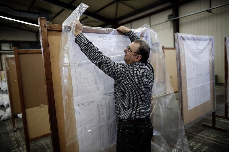 Κάλπες, παραβάν και ψηφοδέλτια: Σκληρή δουλειά για τις εκλογές της Κυριακής [εικόνες] | iefimerida.gr 1
