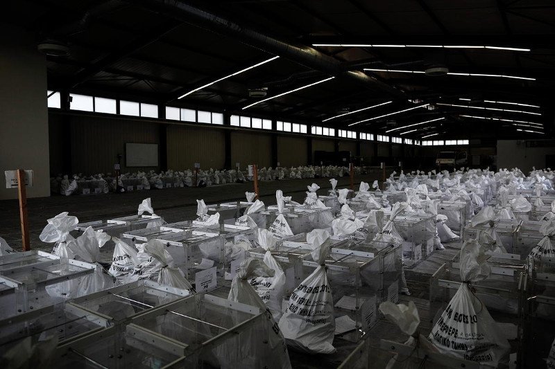 Κάλπες, παραβάν και ψηφοδέλτια: Σκληρή δουλειά για τις εκλογές της Κυριακής [εικόνες] | iefimerida.gr 0