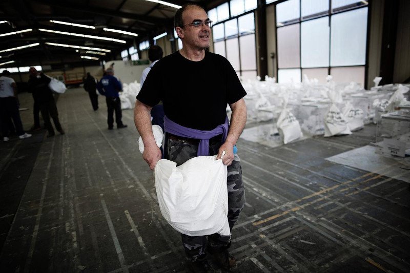 Κάλπες, παραβάν και ψηφοδέλτια: Σκληρή δουλειά για τις εκλογές της Κυριακής [εικόνες] | iefimerida.gr 2