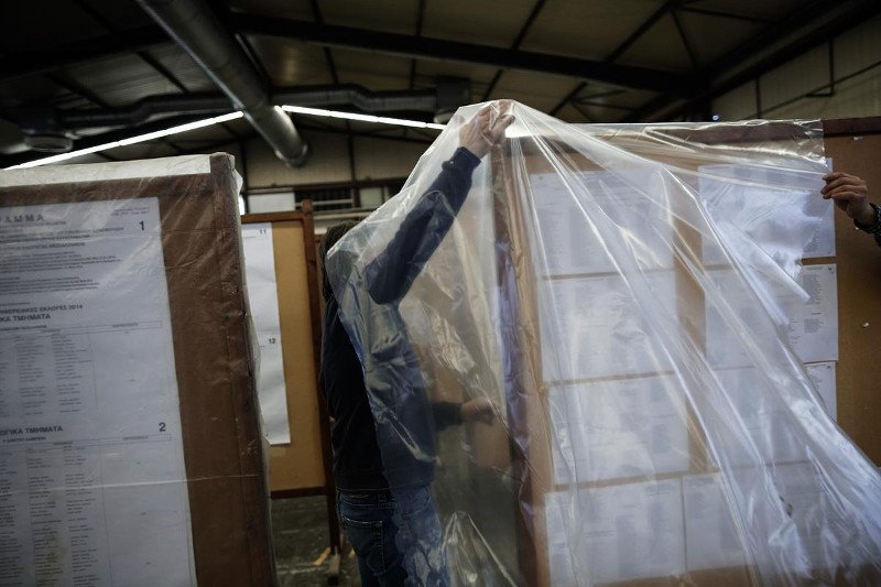 Κάλπες, παραβάν και ψηφοδέλτια: Σκληρή δουλειά για τις εκλογές της Κυριακής [εικόνες] | iefimerida.gr 3