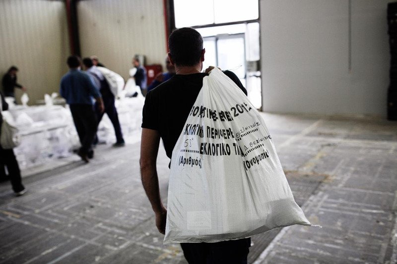 Κάλπες, παραβάν και ψηφοδέλτια: Σκληρή δουλειά για τις εκλογές της Κυριακής [εικόνες] | iefimerida.gr 4