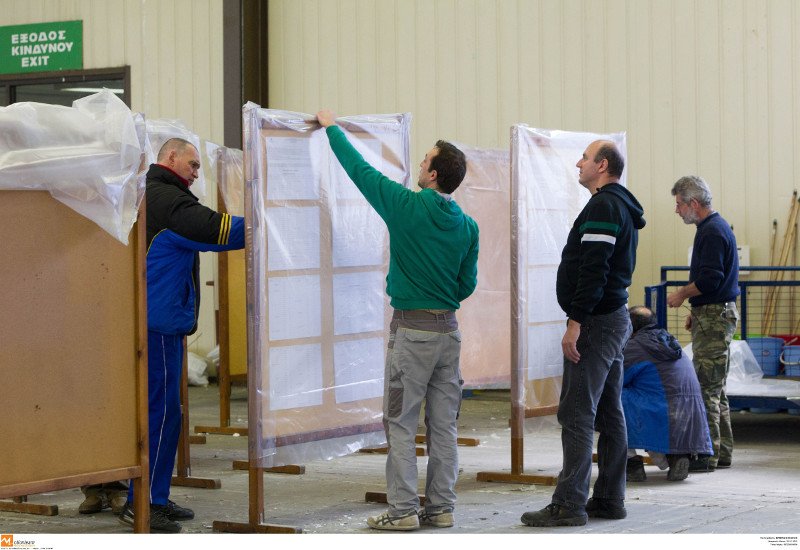 Κάλπες, παραβάν και ψηφοδέλτια: Σκληρή δουλειά για τις εκλογές της Κυριακής [εικόνες] | iefimerida.gr 6