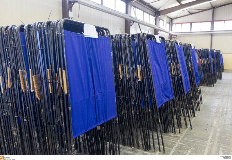 Κάλπες, παραβάν και ψηφοδέλτια: Σκληρή δουλειά για τις εκλογές της Κυριακής [εικόνες] | iefimerida.gr 7