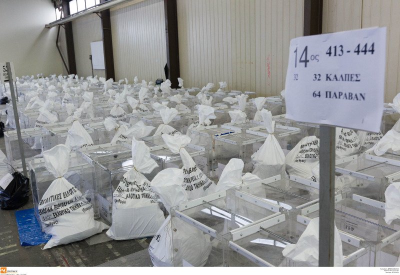 Κάλπες, παραβάν και ψηφοδέλτια: Σκληρή δουλειά για τις εκλογές της Κυριακής [εικόνες] | iefimerida.gr 8
