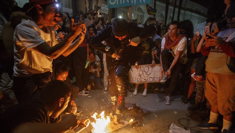 2η ημέρα επεισοδίων σε πόλεις των ΗΠΑ κατά της εκλογής Τραμπ [εικόνες] | iefimerida.gr 4