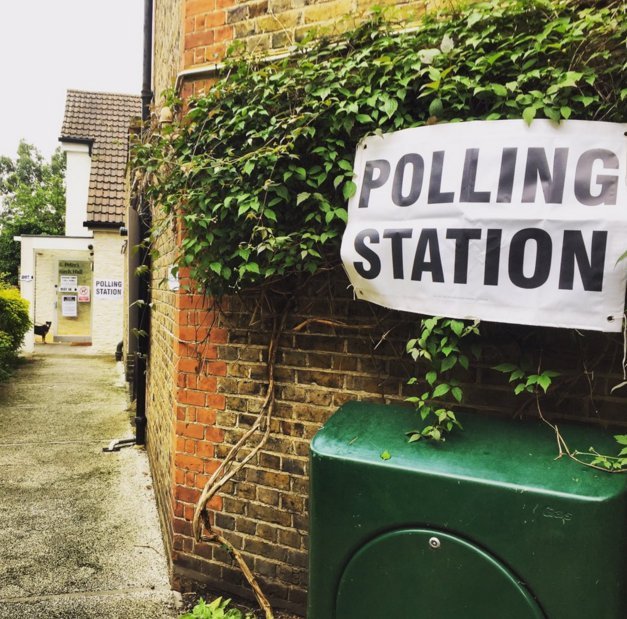 Είναι «τρελοί» οι Βρετανοί -Ψηφίζουν όπου βρουν! Εκλογικά κέντρα σε γκαράζ, νεκροταφεία, σπίτια και εκκλησίες [εικόνες] | iefimerida.gr 4