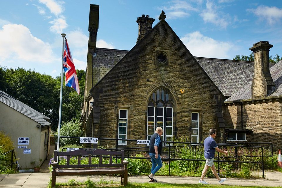 Είναι «τρελοί» οι Βρετανοί -Ψηφίζουν όπου βρουν! Εκλογικά κέντρα σε γκαράζ, νεκροταφεία, σπίτια και εκκλησίες [εικόνες] | iefimerida.gr 1